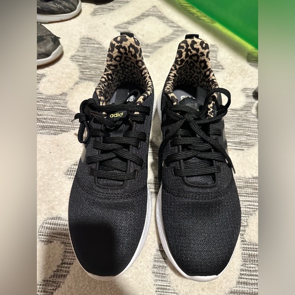 Side 10 - like new Adidas sneakers - Picture 2 of 2